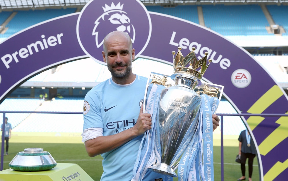 Pep Guardiola mit dem Meister-Pokal
