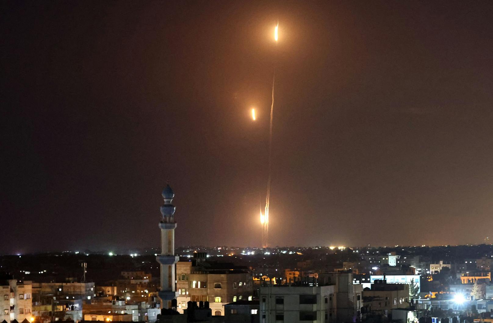 In Aschkelon im Süden Israels wurden am Dienstag zwei Frauen durch Raketenbeschuss aus dem Gazastreifen getötet, die meisten Raketen fing das israelische Abwehrsystem "Iron Dome" ab.