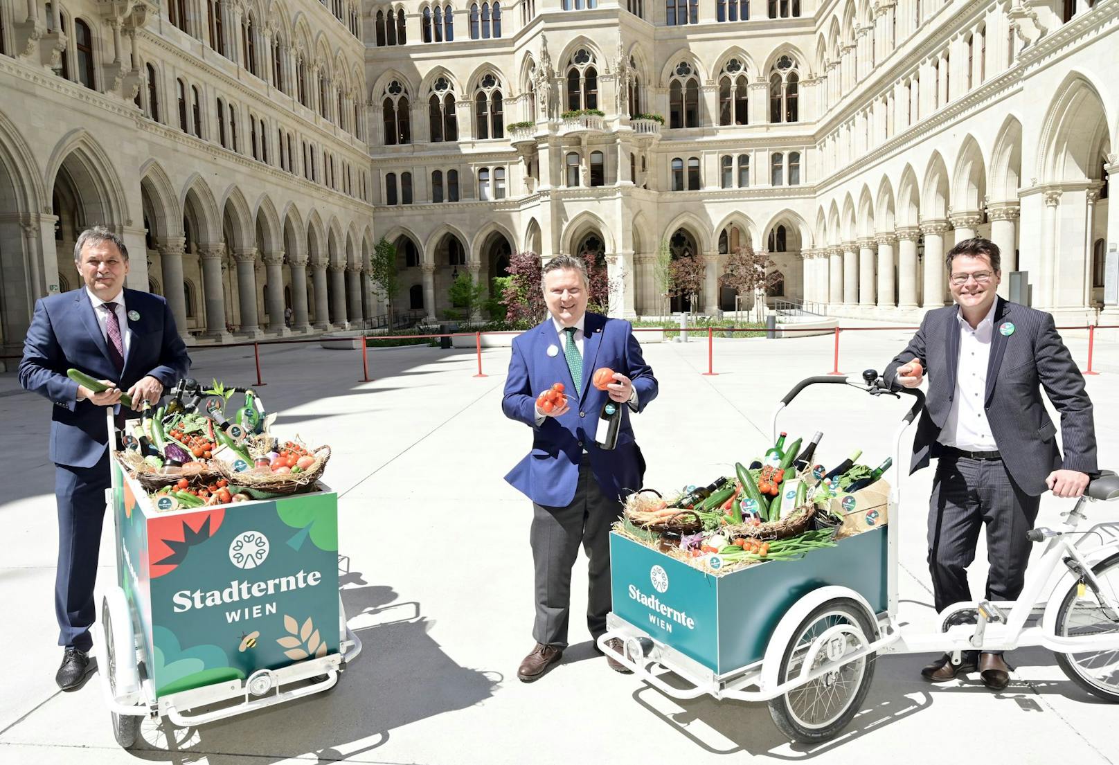 Die Marke für landwirtschaftliche Produkte aus Wien wurde im Rathaus gemeinsam präsentiert (von links nach rechts): LK-Präsident Franz Windisch, Bürgermeister Michael Ludwig (SPÖ) und Umweltstadtrat Jürgen Czernohorszky (SPÖ).