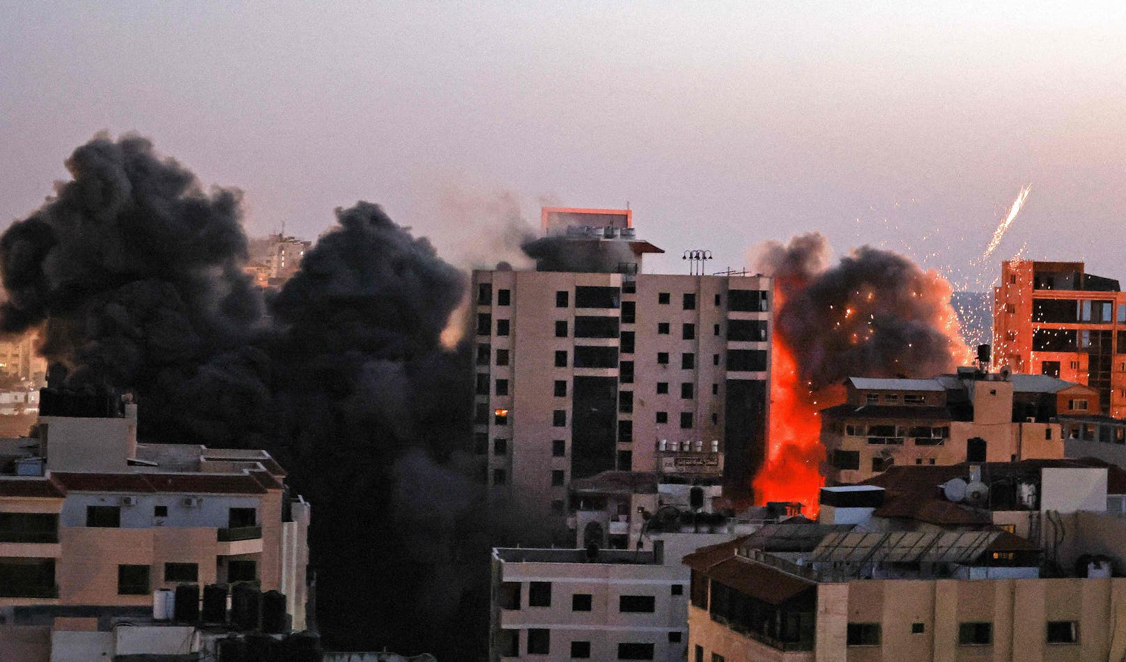 In Aschkelon im Süden Israels wurden am Dienstag zwei Frauen durch Raketenbeschuss aus dem Gazastreifen getötet, die meisten Raketen fing das israelische Abwehrsystem "Iron Dome" ab.
