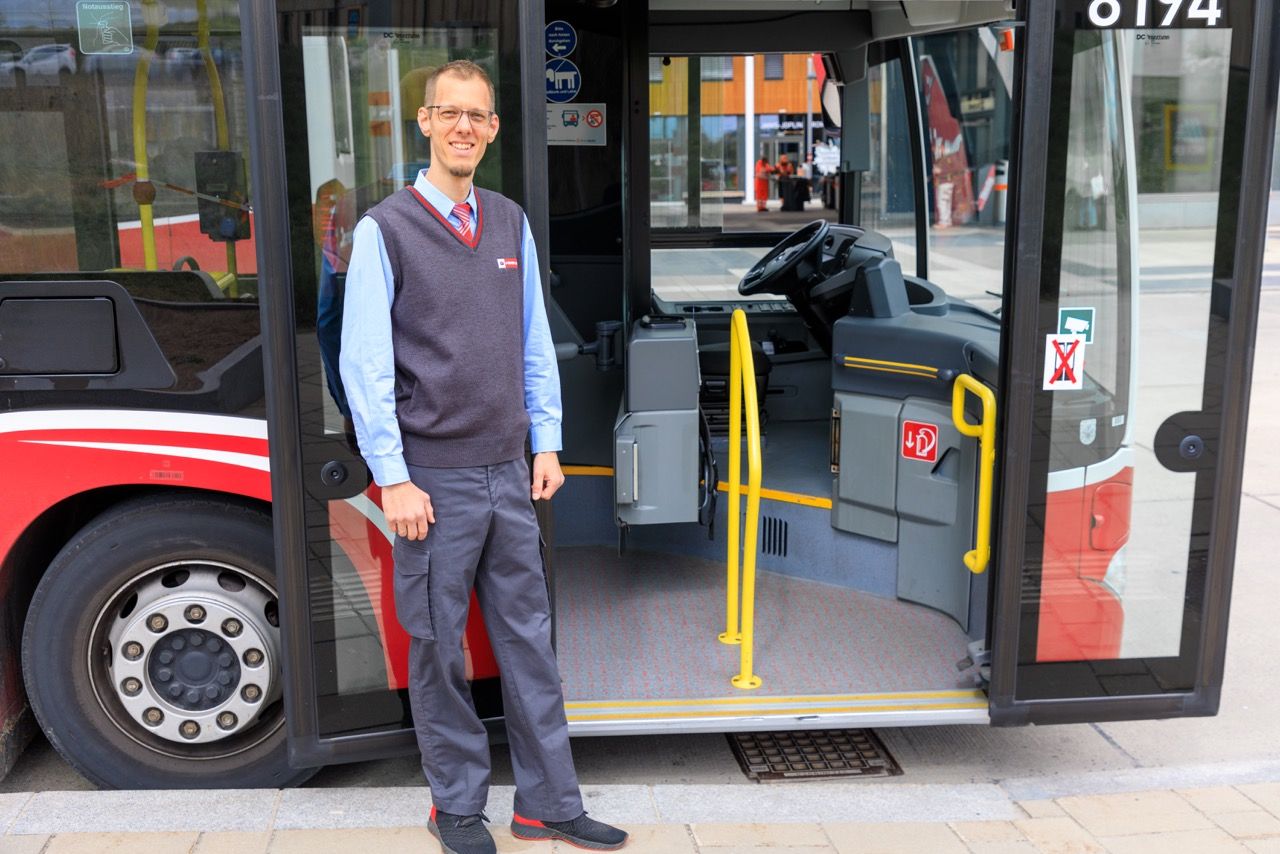 Andreas Weilguni arbeitet als Busfahrer holte in Karenz Lehrabschluss als Buskraftfahrer nach