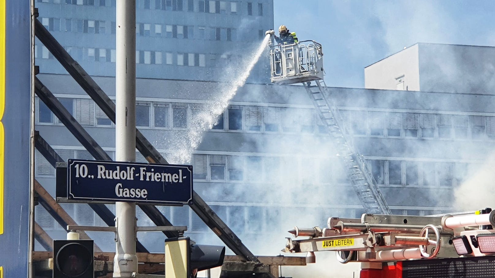 Spektakulärer Feuerwehr-Einsatz bei der Laaer-Berg-Straße (Wien-Favoriten)