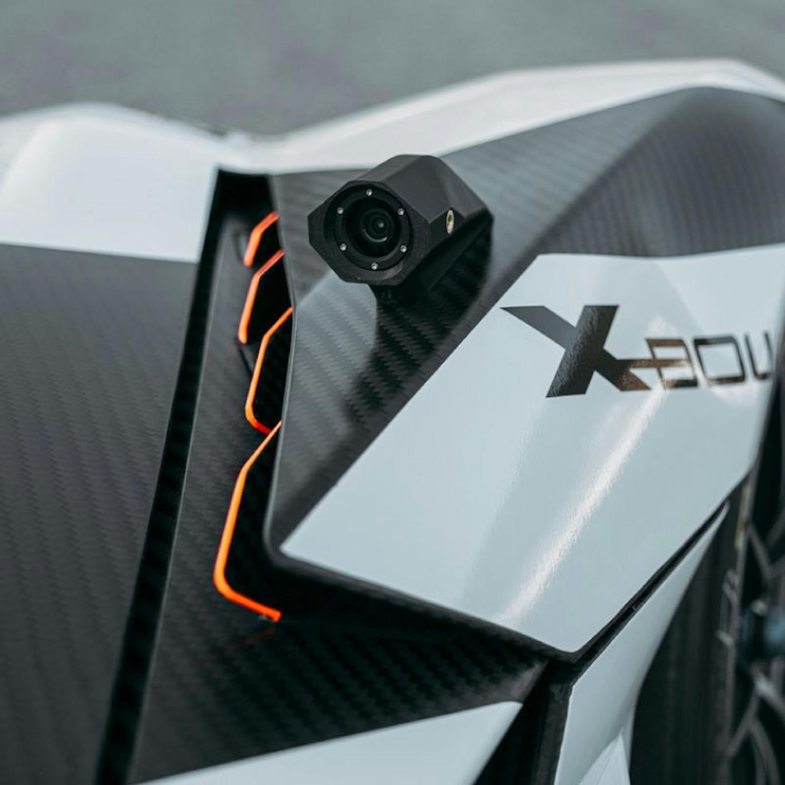 Kappa optronics geht mit innovativer Kameratechnologie für KTM X-Bow Super Sports Cars ins Rennen.