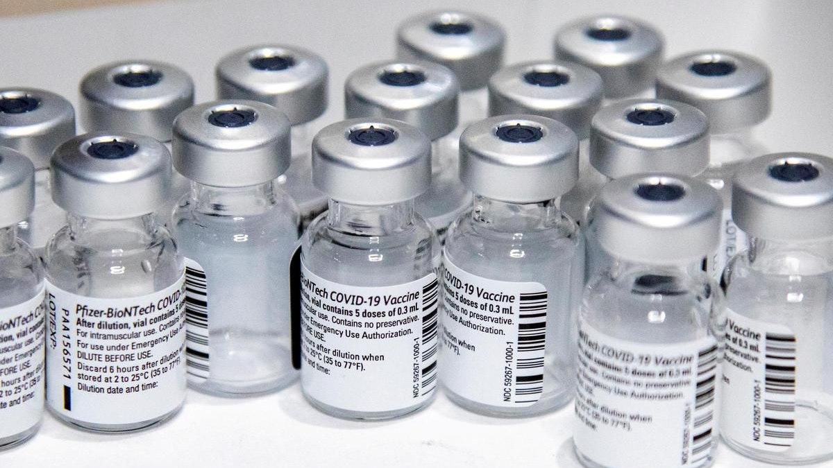 Auch in Europa laufen Verfahren, den Impfstoff für jüngere Menschen freizugeben.