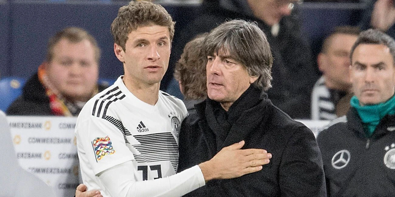 Thomas Müller und Joachim Löw.