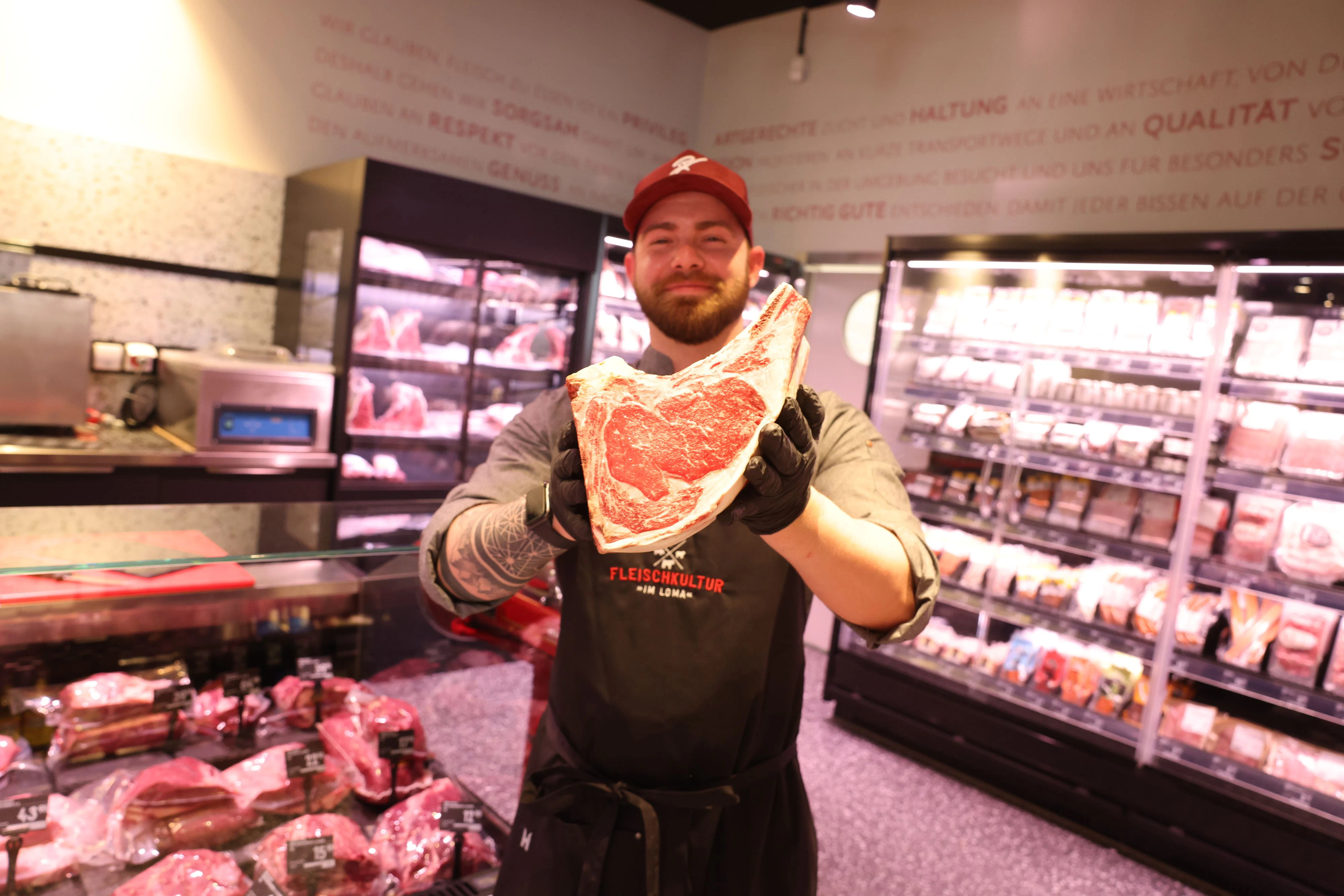 Für Spezialitäten vom Fleisch wird der Markt von regionalen Bio-Fleischern beliefert.<br>