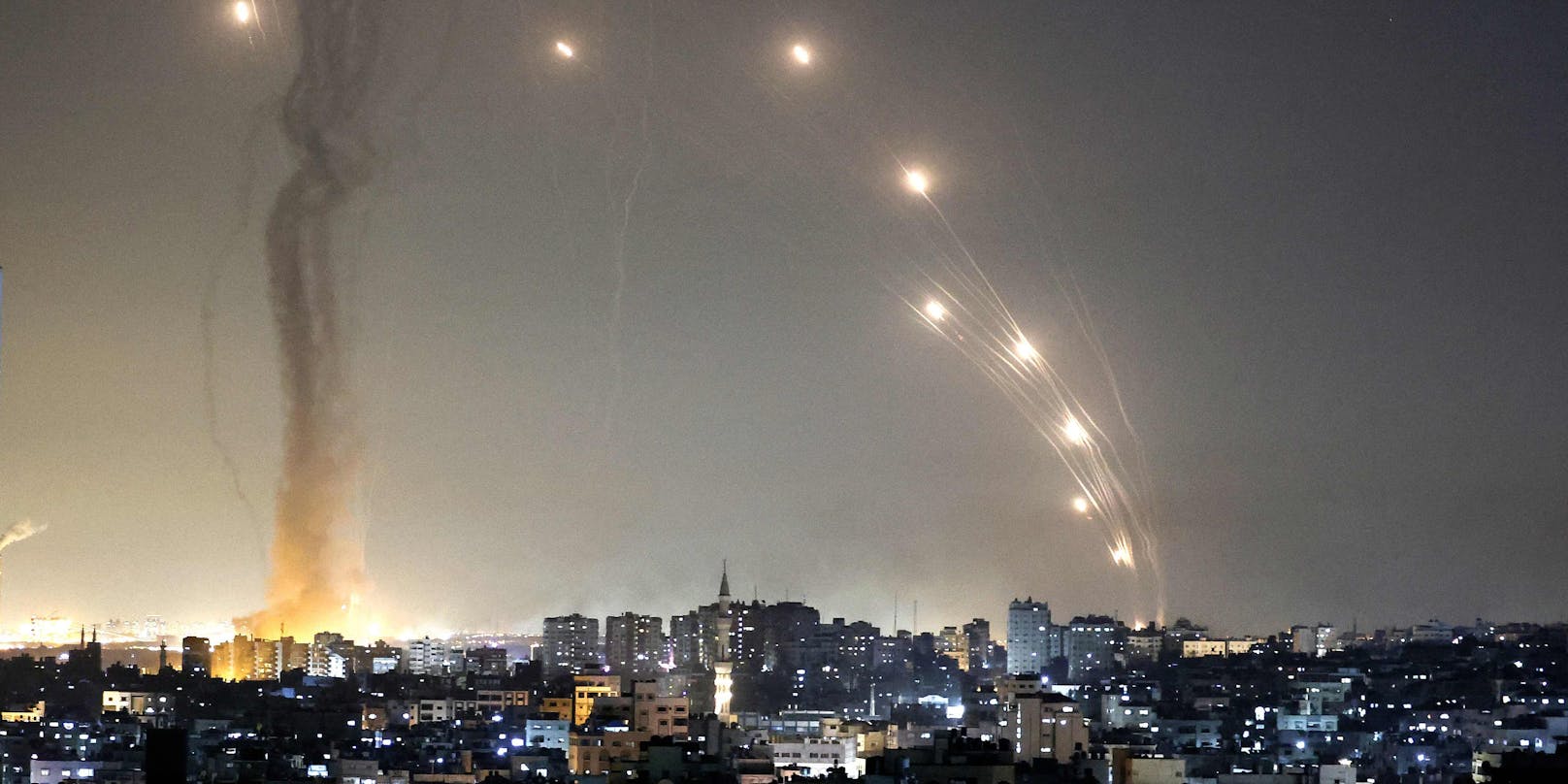 Raketen steigen aus dem Gazastreifen in Richtung Israel auf.