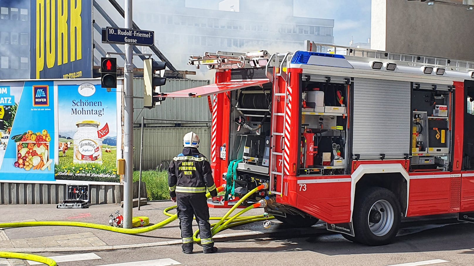 Spektakulärer Feuerwehr-Einsatz bei der Laaer-Berg-Straße (Wien-Favoriten)