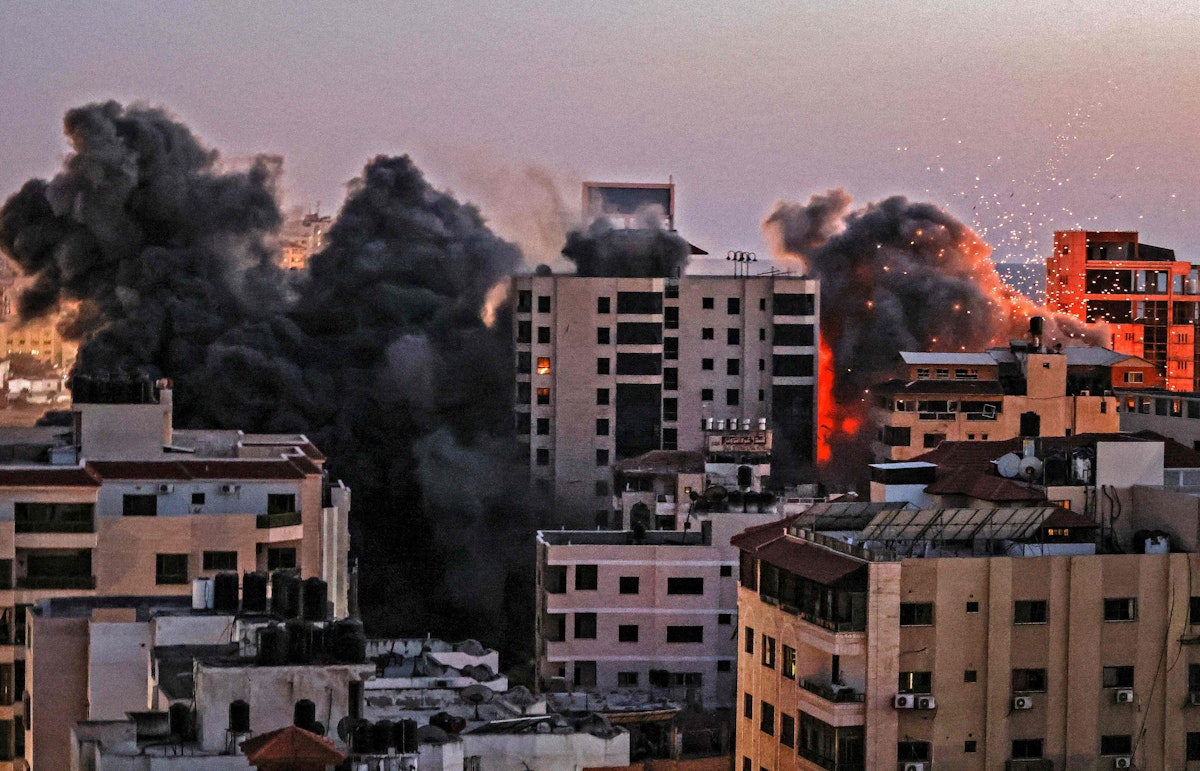 Download von www.picturedesk.com am 11.05.2021 (21:10).  Smoke billows from an Israeli air strike on the Hanadi compound in Gaza City, controlled by the Palestinian Hamas movement, on May 11, 2021. (Photo by MAHMUD HAMS / AFP) - 20210511_PD8339 - Rechteinfo: Rights Managed (RM) Nur für redaktionelle Nutzung! Werbliche Nutzung erfordert Freigabe: bitte schicken Sie uns eine Anfrage.