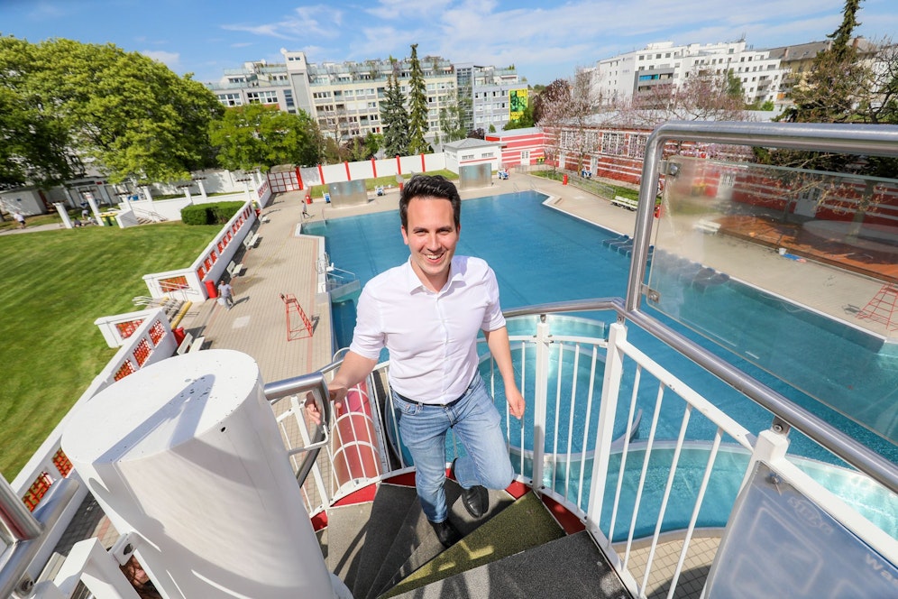 Vizebürgermeister und Bäder-Stadtrat Christoph Wiederkehr (Neos) vor Saisonstart auf Besuch im Wiener Kongressbad (Ottakring).