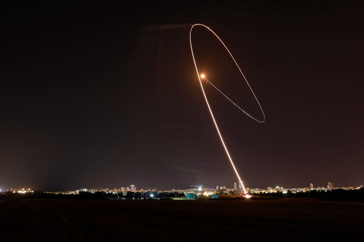 Download von www.picturedesk.com am 11.05.2021 (21:10).  Israel's Iron Dome aerial defence system intercepts a rocket launched from the Gaza Strip, controlled by the Palestinian Hamas movement, above the southern Israeli city of Ashdod, on May 11, 2021. (Photo by Menahem KAHANA / AFP) - 20210511_PD8690 - Rechteinfo: Rights Managed (RM) Nur für redaktionelle Nutzung! Werbliche Nutzung erfordert Freigabe: bitte schicken Sie uns eine Anfrage.