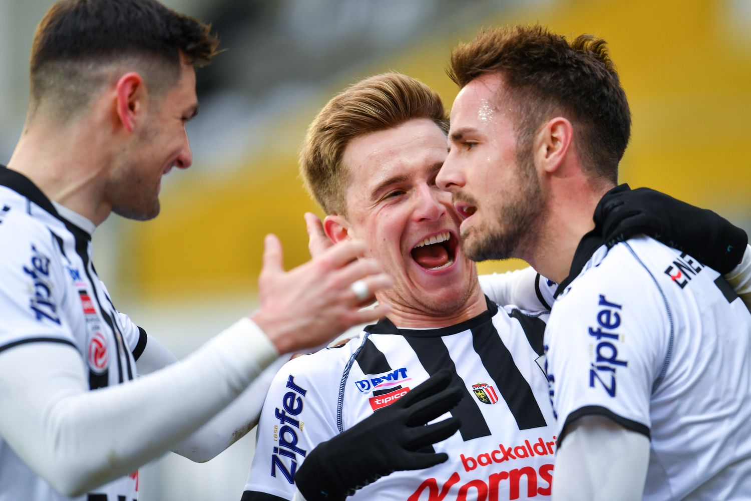 Rene Renner (rechts) wird von Husein Balic (l.) und Johannes Eggestein bejubelt.