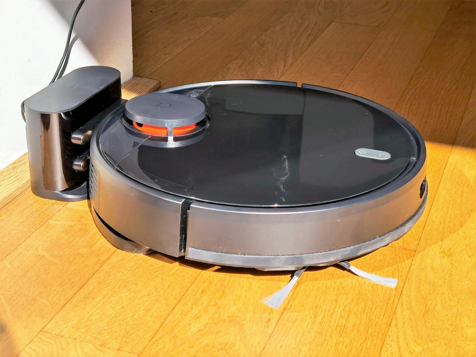 Beim Mi Robot Vacuum-Mop P ging ein ein paar Kompromisse ein, um den Preis mit rund 268 Euro niedrig zu halten, die Leistung wird davon aber kaum beeinträchtigt.
