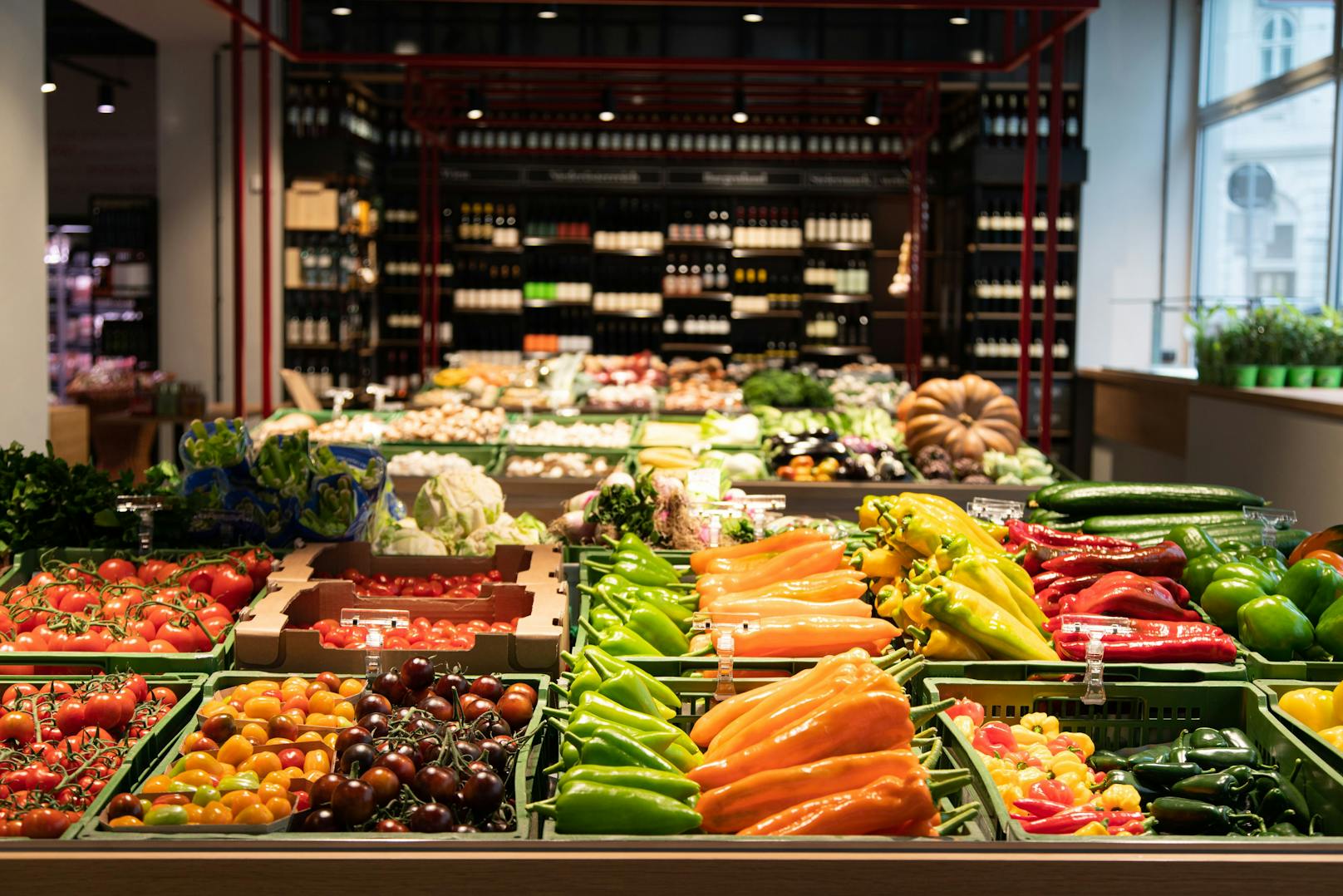 Der neue Indoor-Markt setzt voll auf Gemüse und Obst von regioanlen Betrieben.