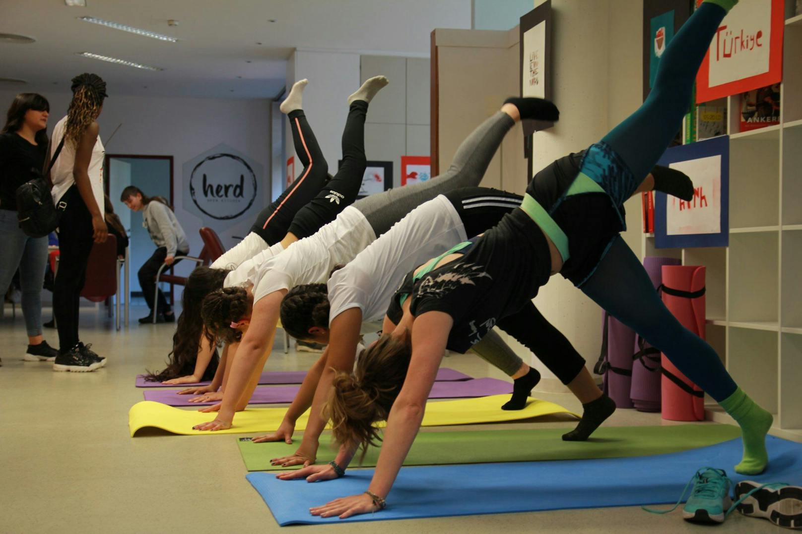Nach dem langen Corona-Lockdown und der Home Schooling-Phase wird ein Schwerpunkt auf Bewegung gelegt, etwa wie hier mit Yoga.