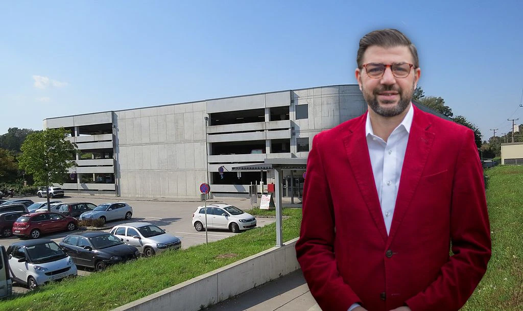Martin Peterl und die Stockerauer P&R-Anlage im Hintergund.