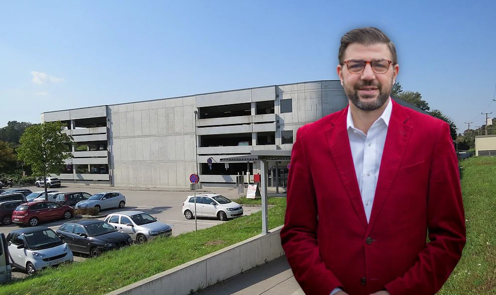 Martin Peterl und die Stockerauer P&R-Anlage im Hintergund.