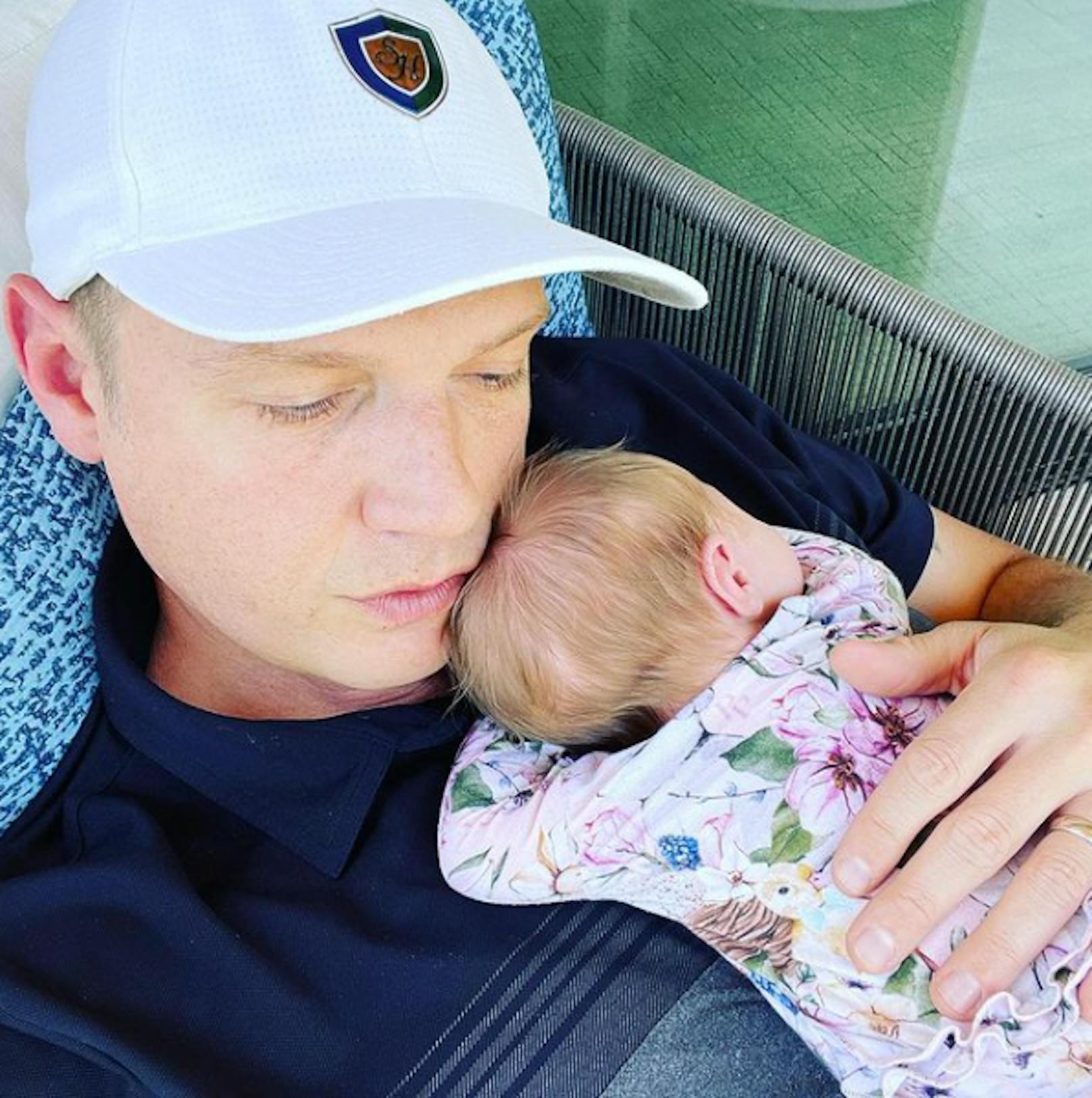 "Backstreet Boy" Nick Carter ist Mitte April zum dritten Mal Papa geworden. Hier kuschelt er mit seiner kleinen Tochter.