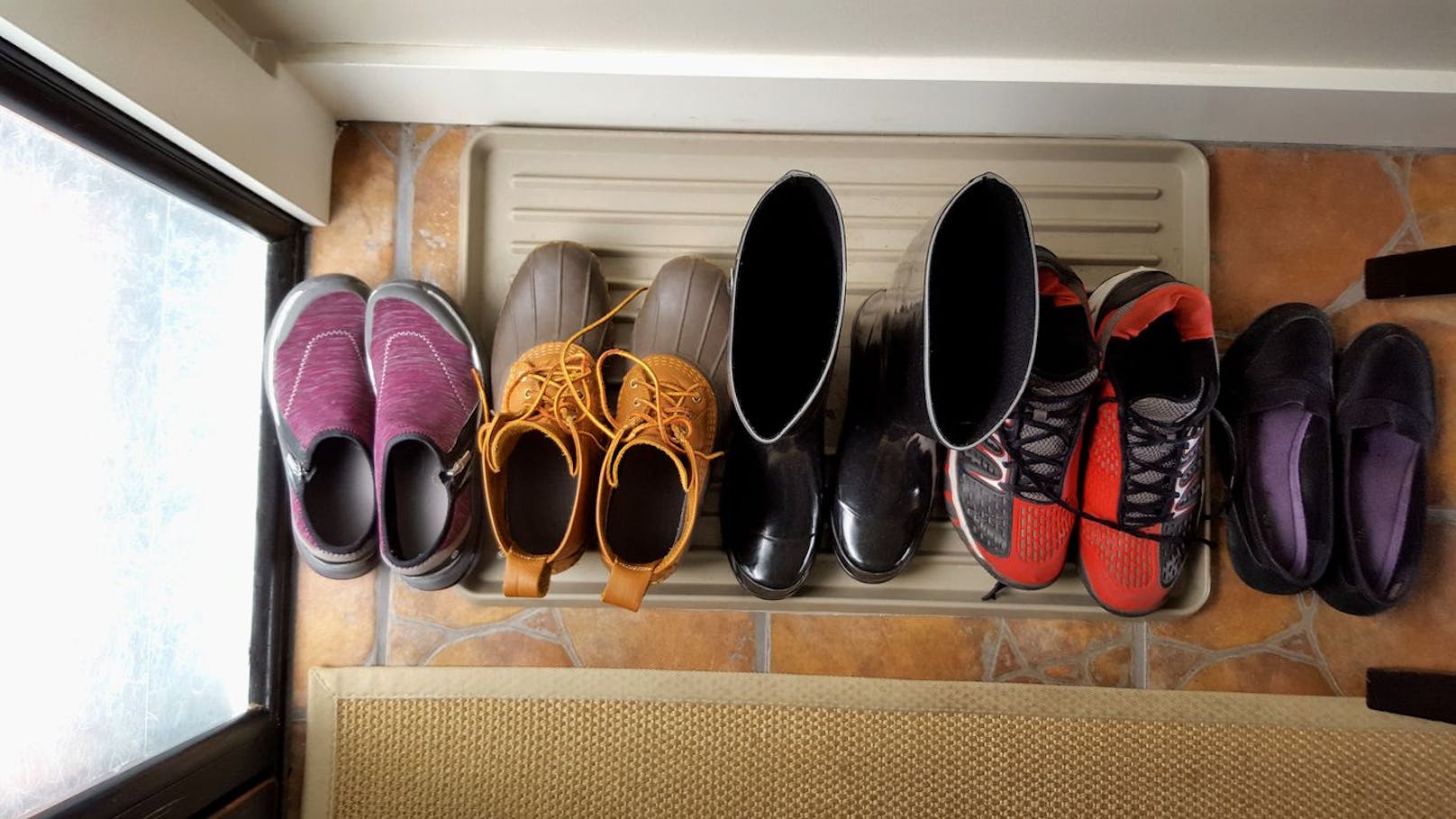 Auf Schuhsohlen finden sich viele Bakterien, die wir in die Wohnräume tragen<br>