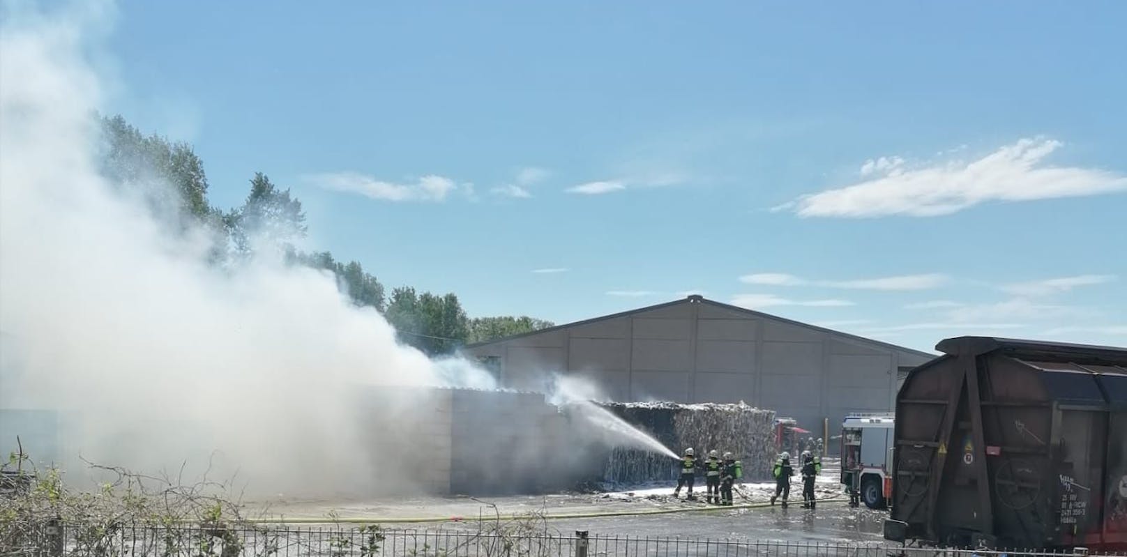 Am Dienstag musste die Feuerwehr zu einer Papierfabrik ausrücken.