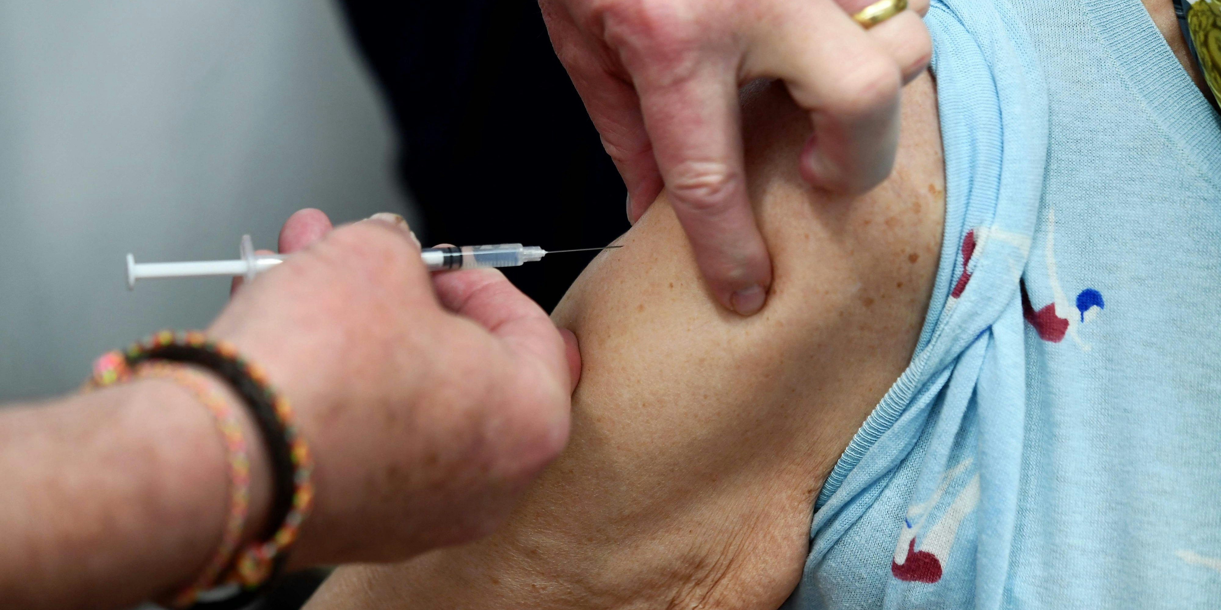 Eine Person erhält eine Corona-Schutzimpfung.