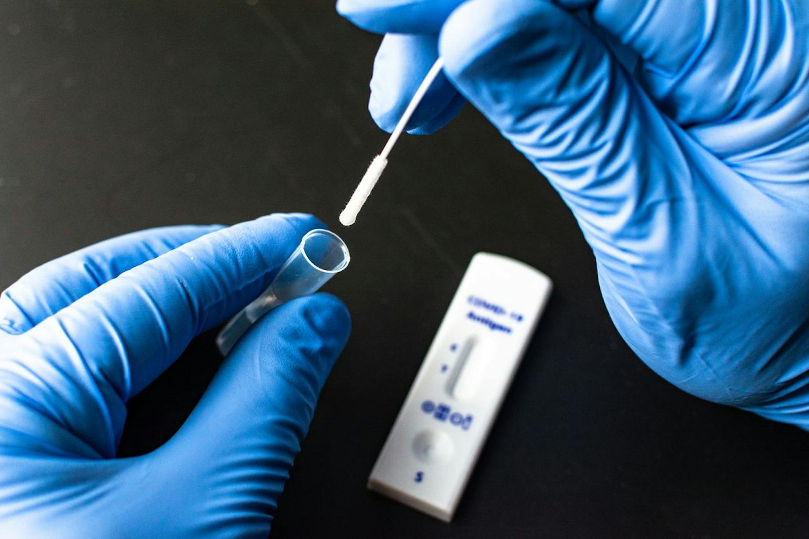 Durch die Schläue des Virus kann ein PCR-Test auch nach Genesung noch positiv sein.<br>