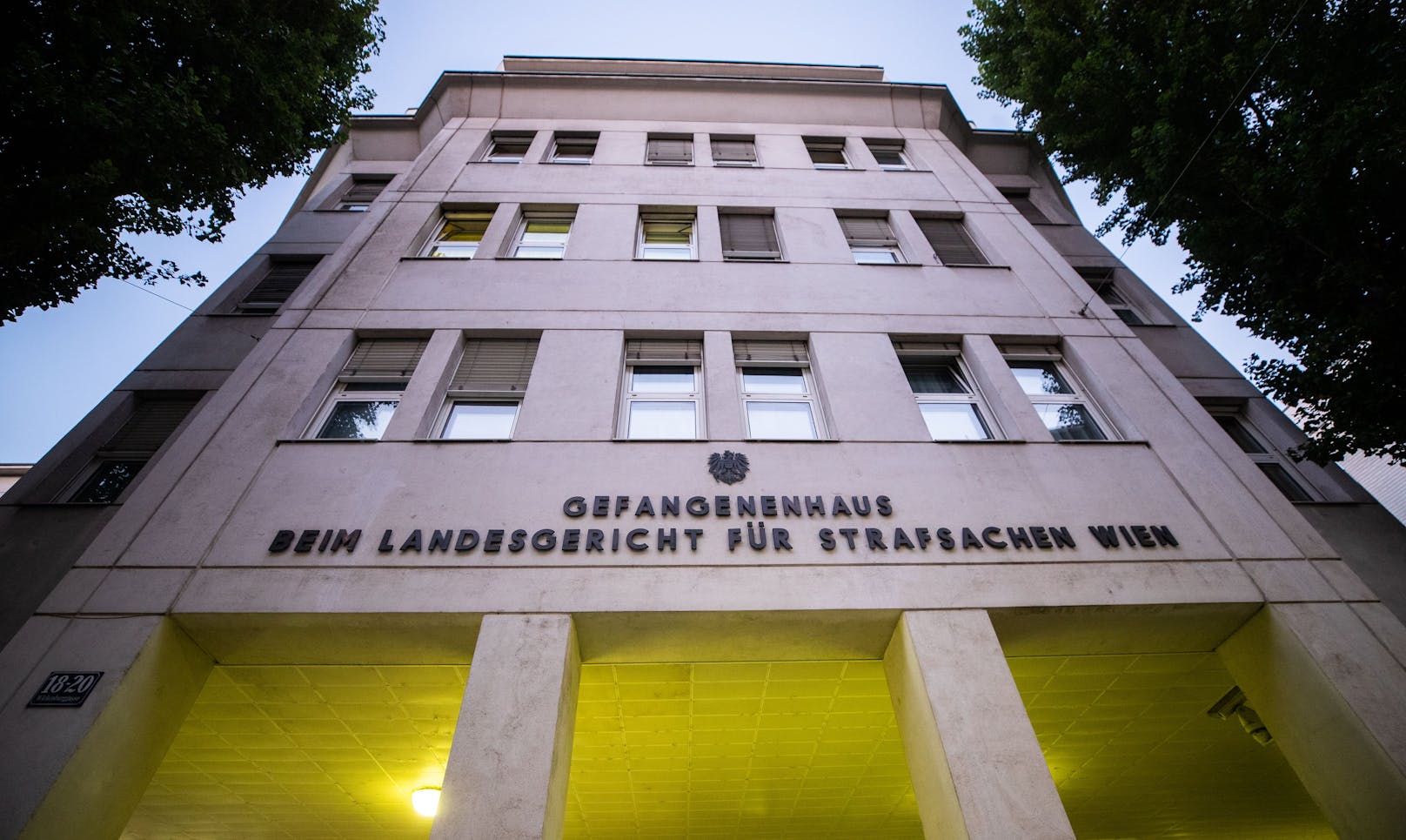 Außenansicht des Gefangenenhauses beim Landesgericht für Strafsachen Wien.