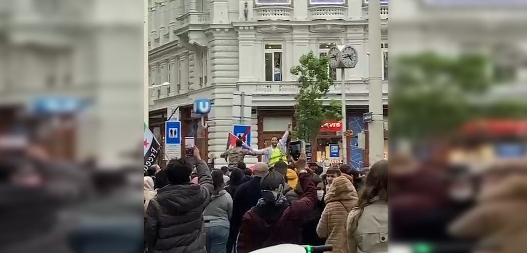 Trotz strömenden Regens demonstrieren die Menschen auf der MaHü. 