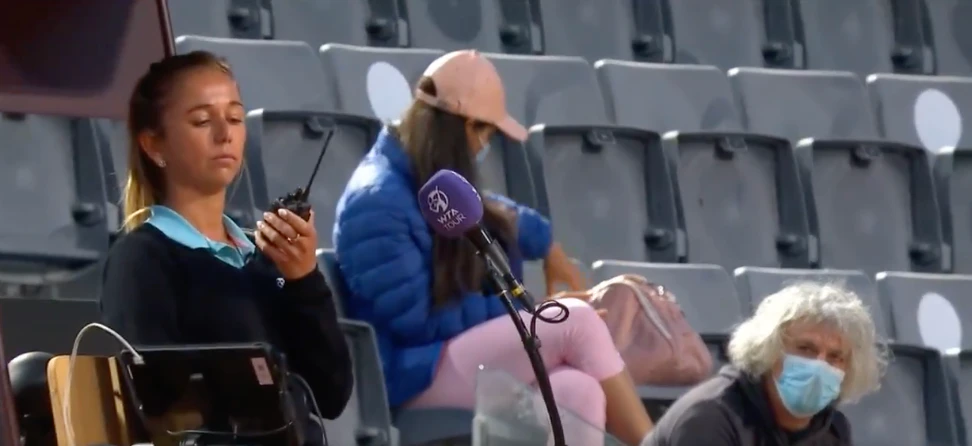 Lara Morgane fordert Verstärkung an, weil Sergio Giorgi (rechts mit Maske) sie anstarrt.