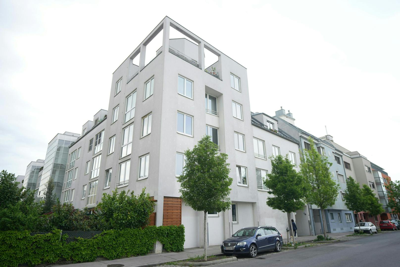 Eine 36-jährige Frau ist Mittwochfrüh, 12. Mai 2021, in einer Wohnung in diesem Mehrparteienhaus in Wien-Simmering tot aufgefunden worden.