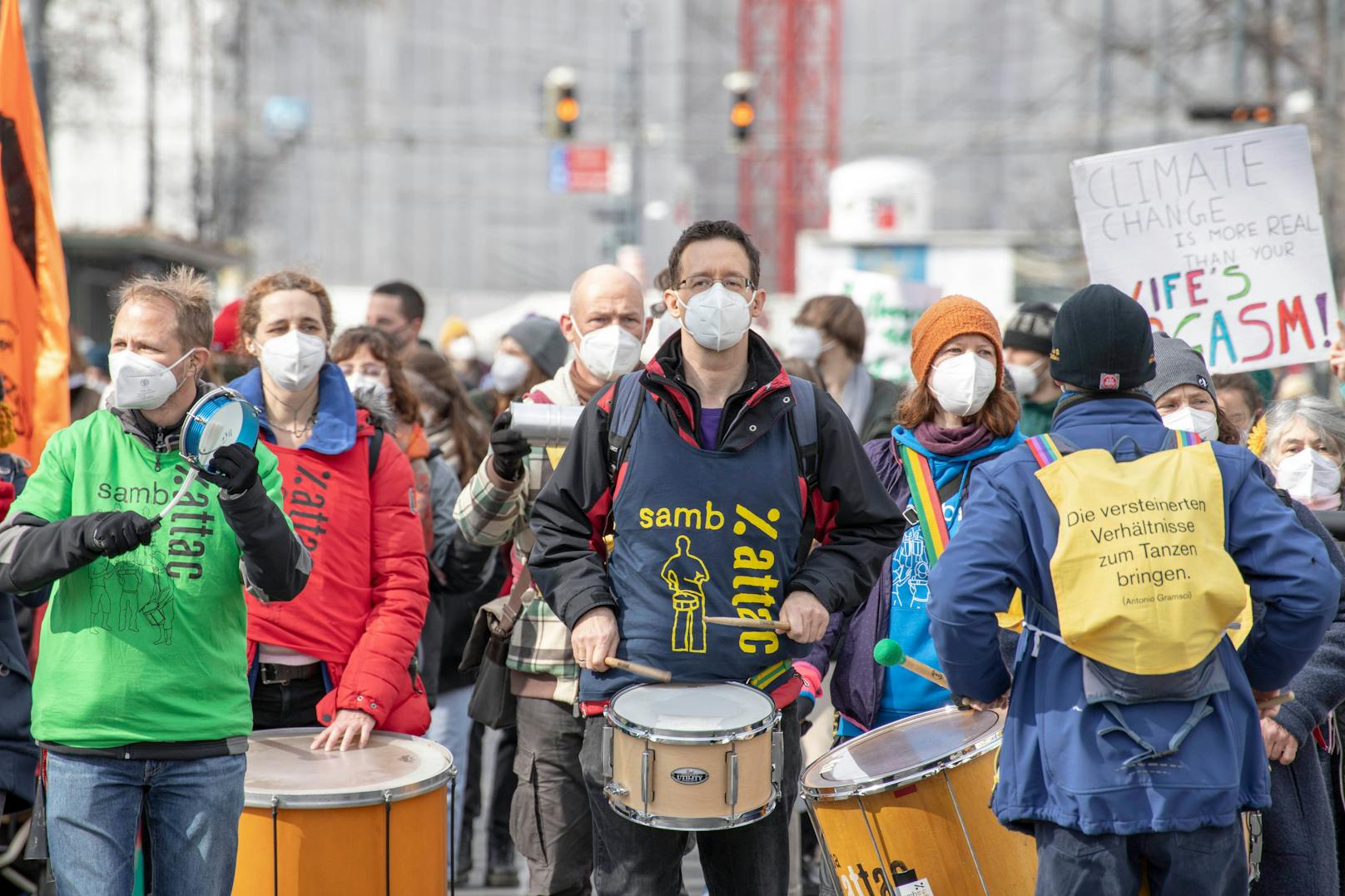 Die Umweltbewegung "Fridays for Future" hat österreichweit zu Protesten vor den Wirtschaftskammern aufgerufen.