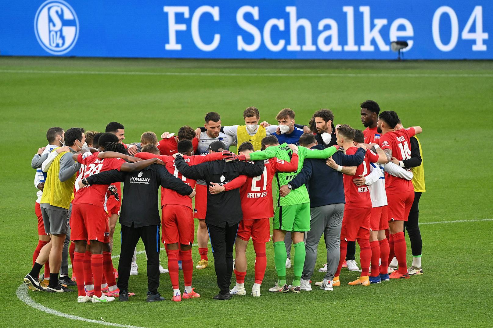 Die Berliner Hertha feiert den Sieg auf Schalke. 