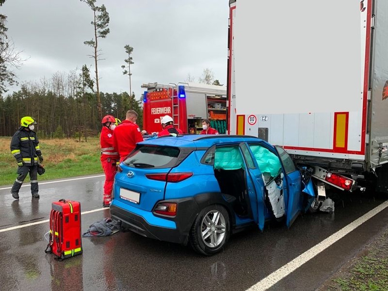 Heute.at - Pkw verkeilte sich unter Lkw, Lenker wurde eingeklemmt