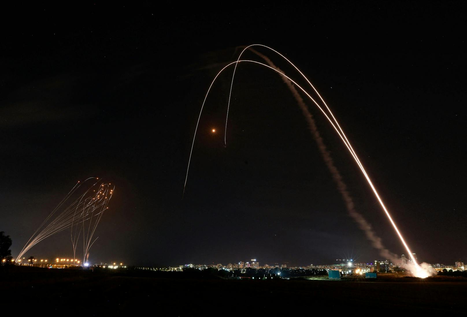 Obwohl nur ein kleiner Teil der Raketen auf dem Boden eingeschlagen ist, gab es Tote und hunderte Verletzte. Das israelische Militär...