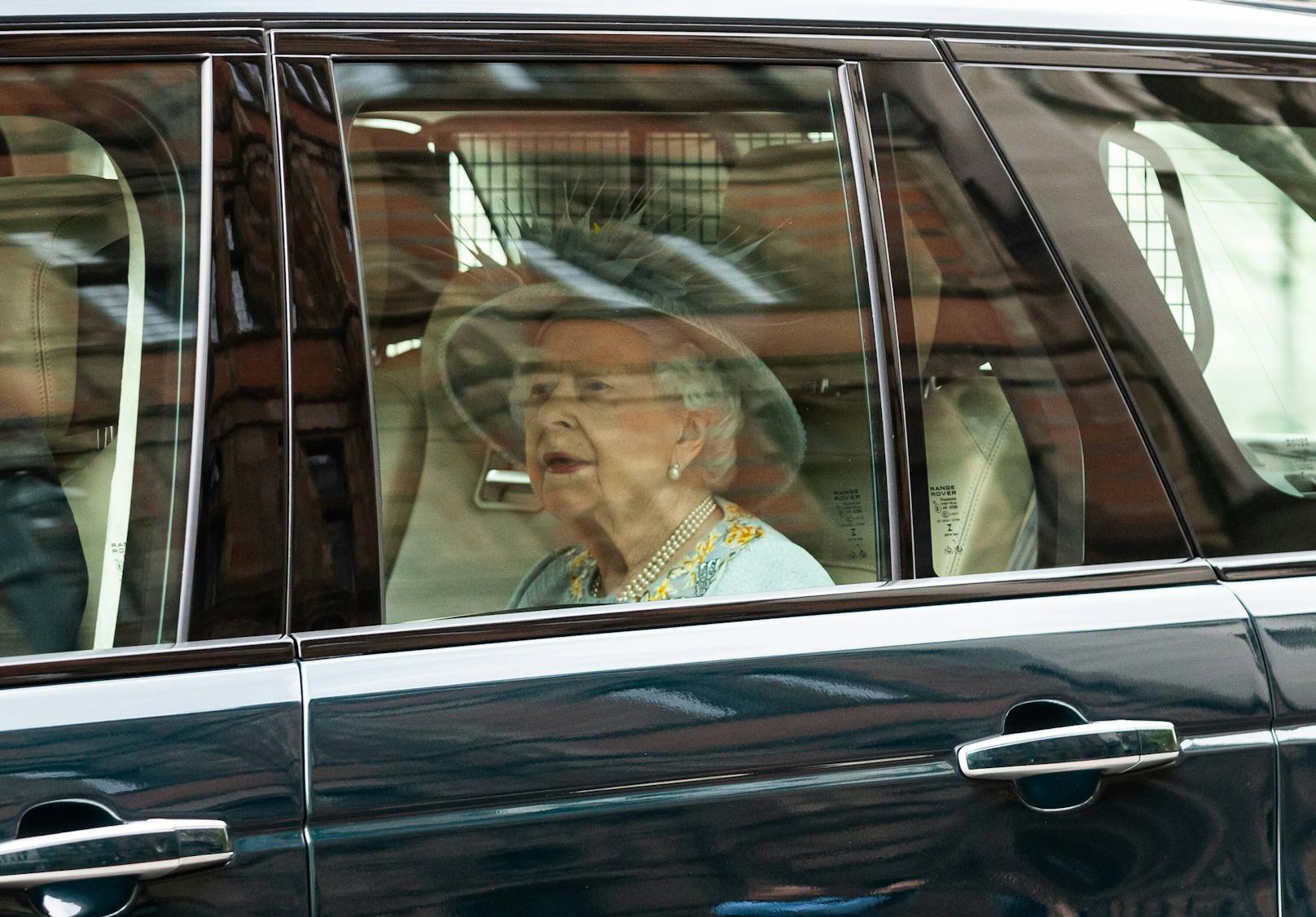 Einen Monat nach dem Tod von Prinz Philip zeigt sich Queen Elizabeth bei ihrem ersten öffentlichen Termin in London: der Parlamentseröffnung. Dabei fällt ein trauriges Detail ins Auge.  