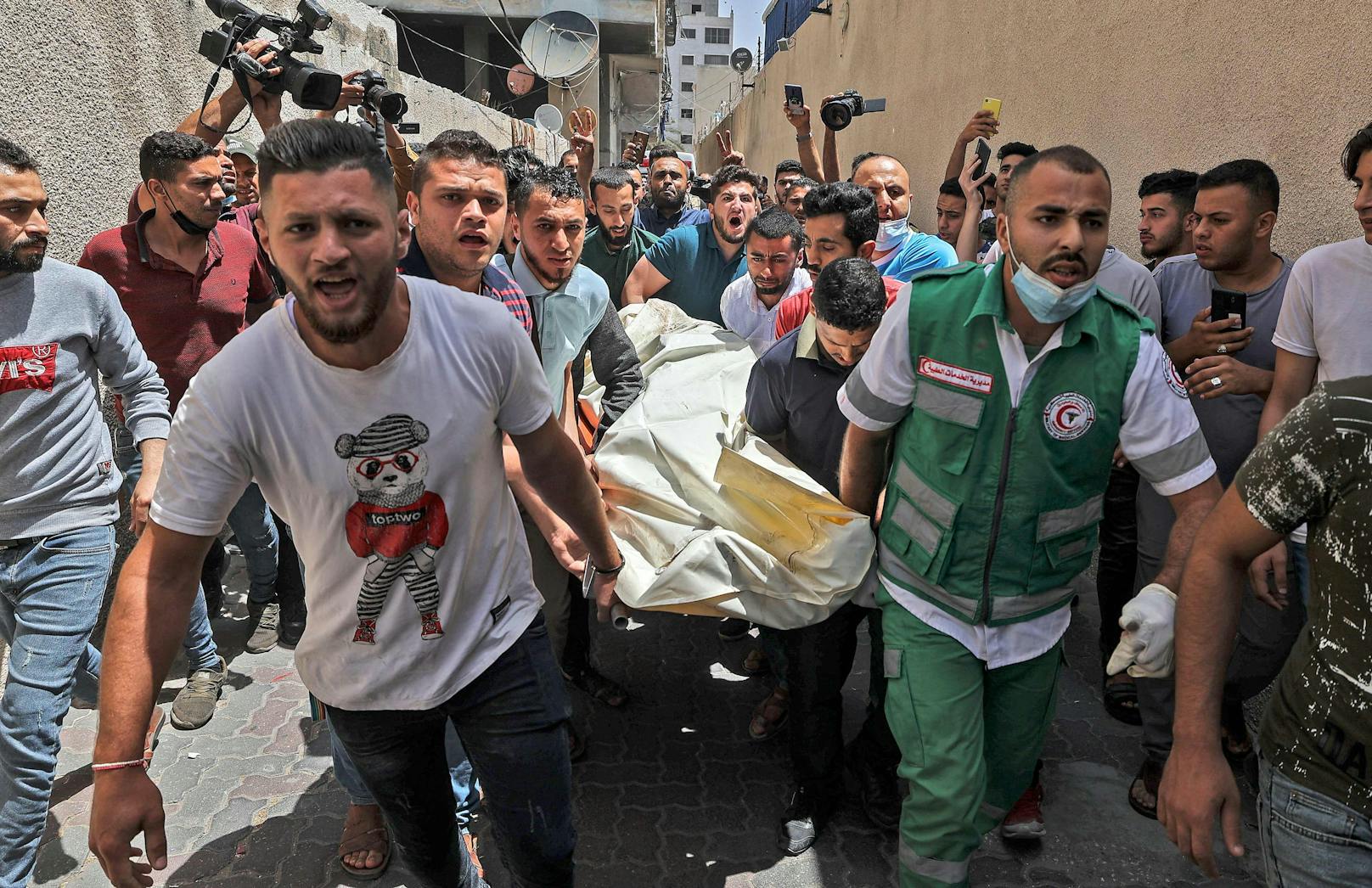 Die jüngste Eskalation der Gewalt hat auf beiden Seiten Todesopfer gefordert. Im Bild: Palästinenser tragen ein Verstorbenen