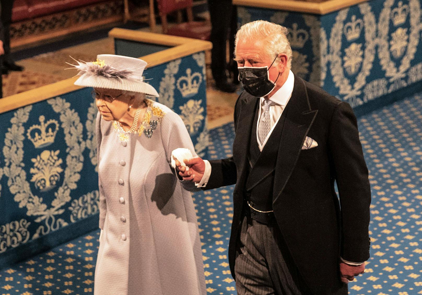 In diesem Jahr war die Queen dennoch nicht allein. Sohn Charles (72) und Herzogin Camilla (73) begleiteten die Monarchin zum Termin. Es ist nicht das erste Mal, dass der Thronfolger seine Mutter zu diesem Event begleitet.