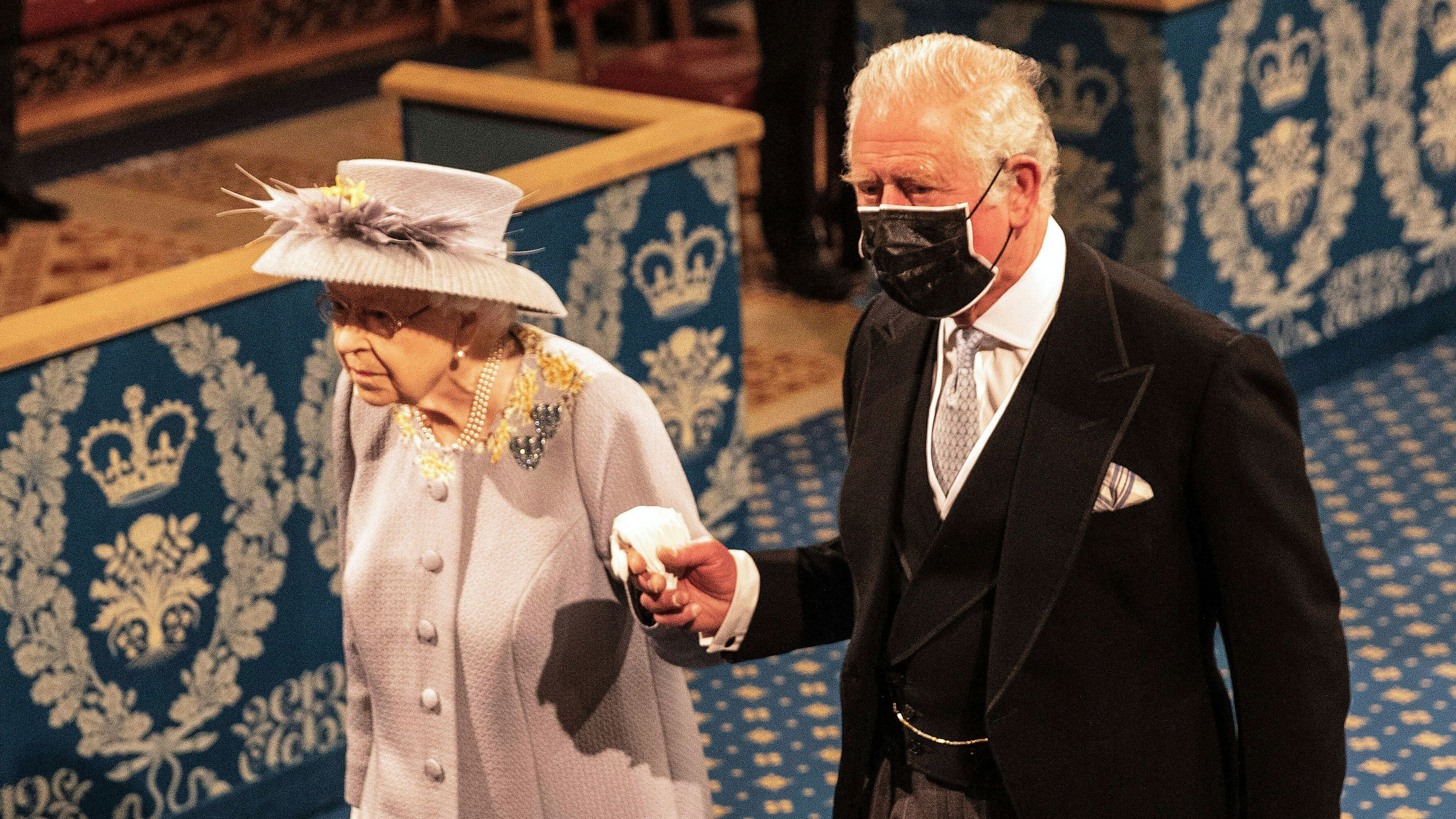 In diesem Jahr war die Queen dennoch nicht allein. Sohn Charles (72) und Herzogin Camilla (73) begleiteten die Monarchin zum Termin. Es ist nicht das erste Mal, dass der Thronfolger seine Mutter zu diesem Event begleitet.