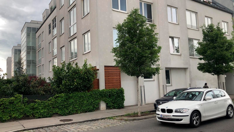 Die Tote wies Verletzungen im Halsbereich auf. Die Wiener Polizei sprach daraufhin von einem <a target="_blank" href="https://www.heute.at/s/mordalarm-in-wien-tote-frau-in-wohnung-gefunden-100142108">"bedenklichen Todesfall"</a>.