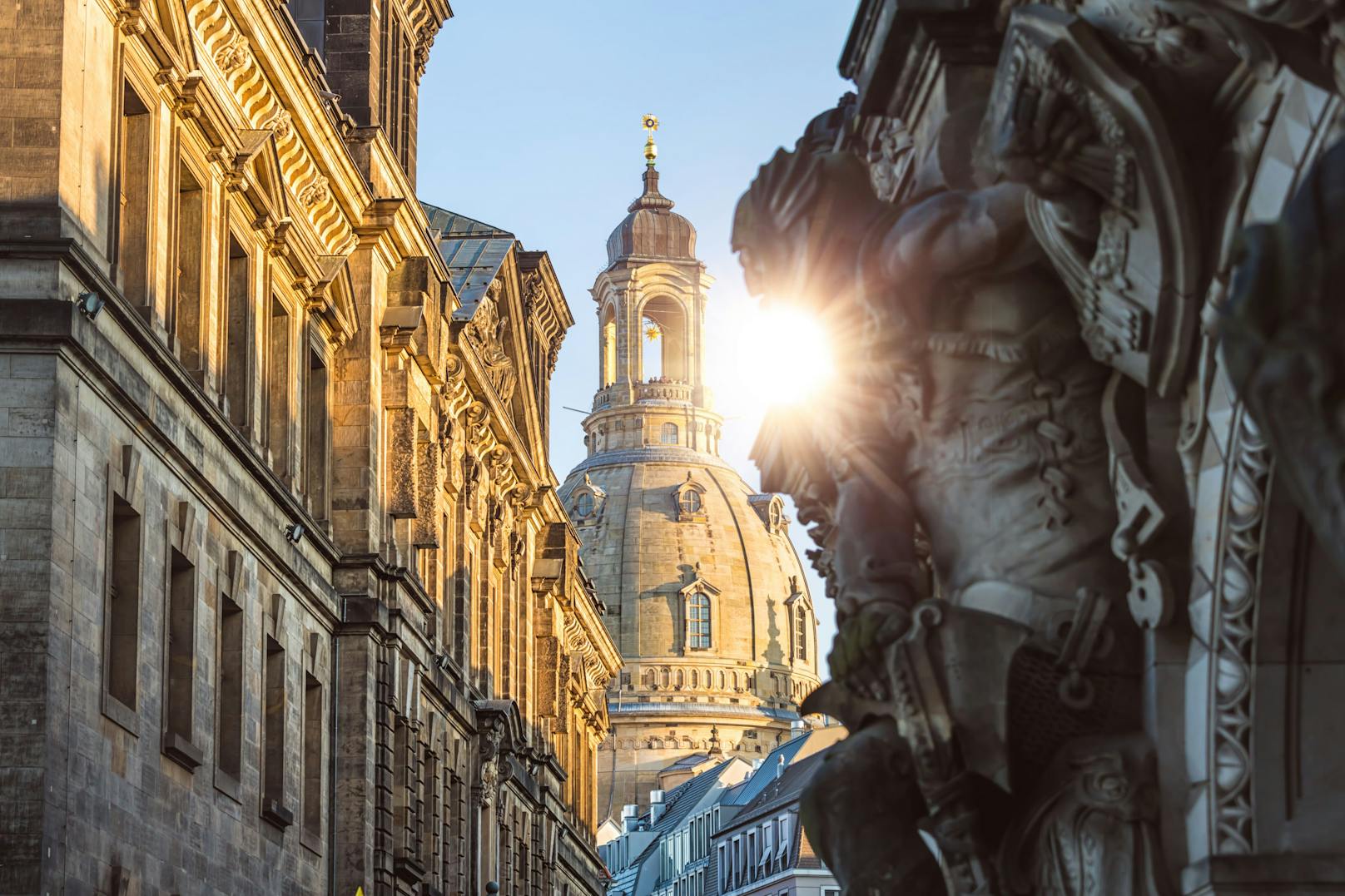 <strong>Platz 7: Dresden! </strong>Dresden erreicht den Höchstwert bei Überarbeitung und Pendelzeit (100), was bedeutet, dass Dresdner und Dresdnerinnen am wenigsten pendeln und am seltensten Überstunden machen. Das hat der deutschen Stadt zu Platz 7 im Ranking verholfen.