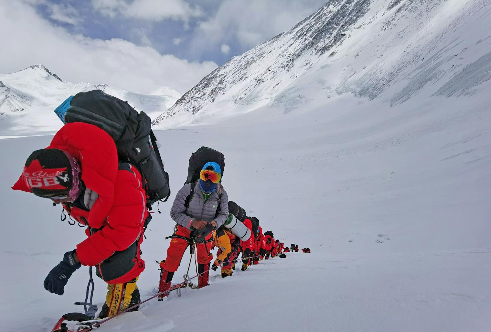 Bergsteiger sind nun dazu aufgefordert worden, Sauerstoffflaschen vom Mount Everest zu holen, um damit Corona-Patienten helfen zu können. Symolbild vom Mount Everest.