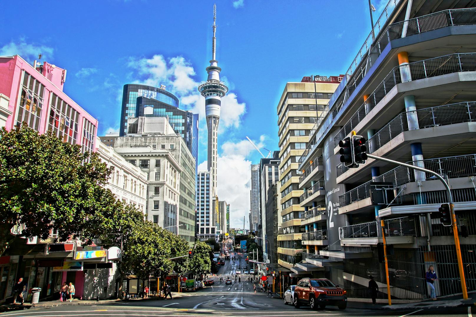 <strong>Platz 2: Auckland! </strong>Auckland ist die größte Stadt in Neuseeland. Hier schläft man am zweitbesten, was an einer Mischung aus guten Umwelteinflüssen und wirtschaftlicher Sicherheit liegt. Außerdem liegt die Stadt in Sachen Schlafdauer auf dem drittbesten Platz.