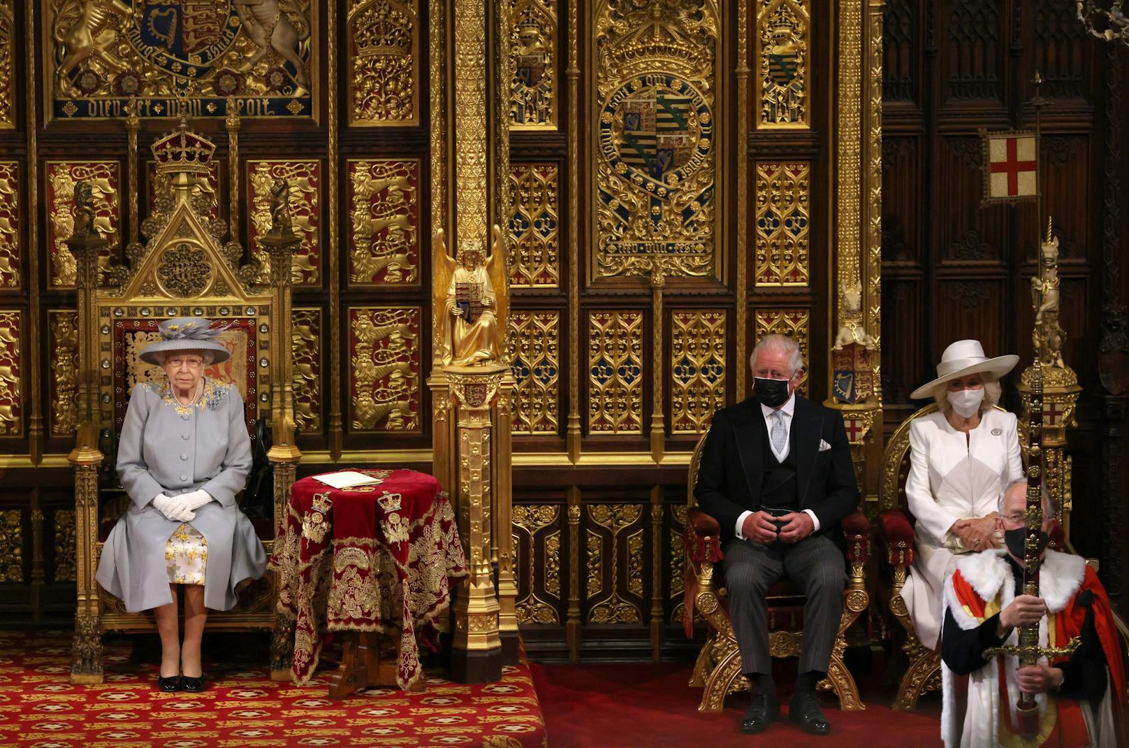 Erstmals seit ihrer Regentschaft fehlte der Consort’s Throne, der immer neben dem Sovereign’s Throne – dem Stuhl der Queen - stand. Darauf nahm stets Prinz Philip Platz, wenn er seine Frau zur Eröffnung des britischen Parlaments begleitete.