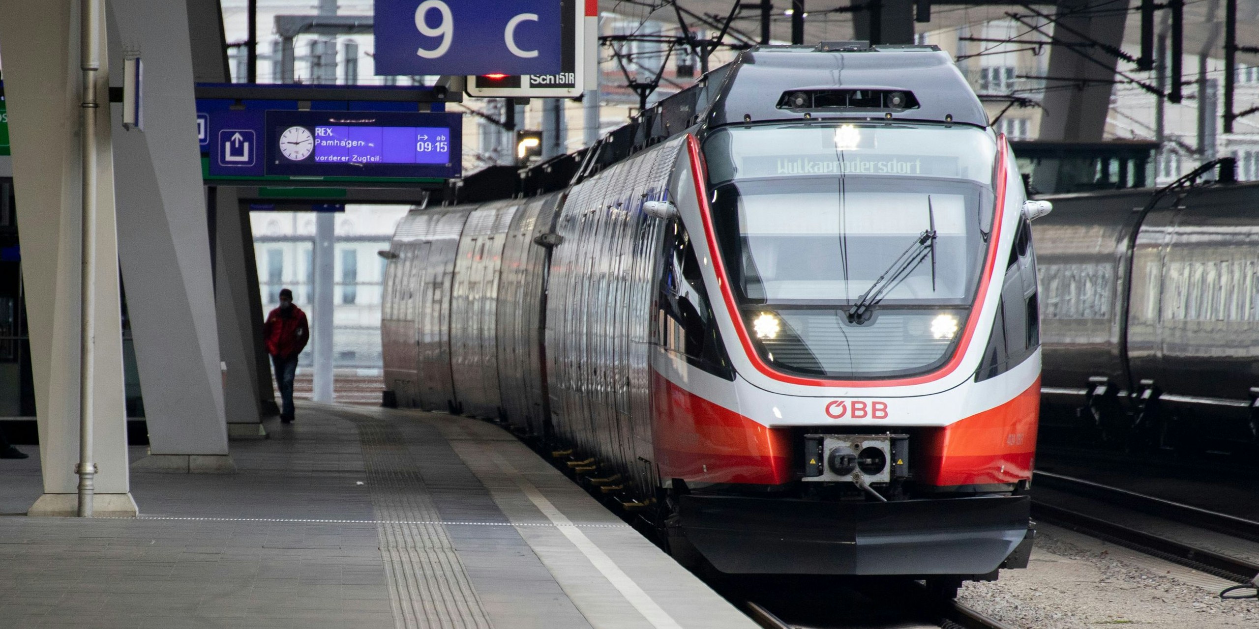 Download von www.picturedesk.com am 12.05.2021 (09:34).  Die österreichischen Bundesbahnen setzen für die Kurz- sowie Mittelstrecke den ,,Cityjet" Zug ein. Im Bild: Eine ,,Cityjet" Zuggarnitur am Wiener Hauptbahnhof. Wien, Österreich. Dezember 2020 // The Austrian Railways uses ,,Cityjet" trains for short and middle ranges. Picture: ,,Cityjet" train in the Vienna train main station. Vienna, Austria. December 2020 - 20201215_PD3080 - Rechteinfo: Rights Managed (RM)