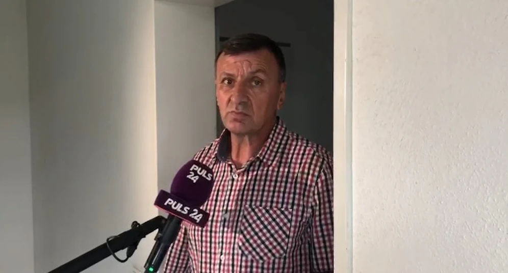 Der Nachbar der Familie, Herr Ibrahim, glaubt nicht an einen Mord.