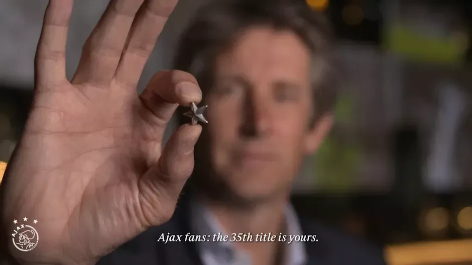 Edwin van der Sar zeigt jene Sterne, die an die Abo-Besitzer von Ajax geschickt werden.
