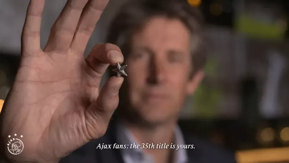 Edwin van der Sar zeigt jene Sterne, die an die Abo-Besitzer von Ajax geschickt werden.