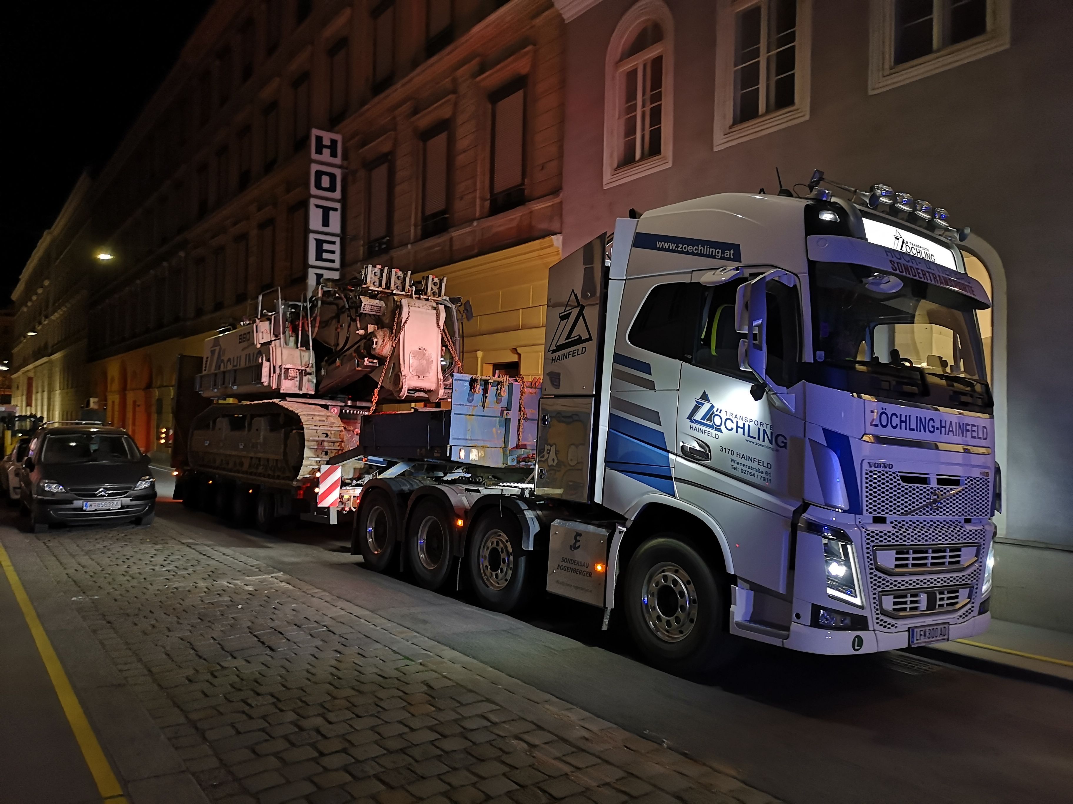 In der Nacht kommen die Schwertranporter und bringen Abbruchbagger und schweres Gerät zu der Großbaustelle.