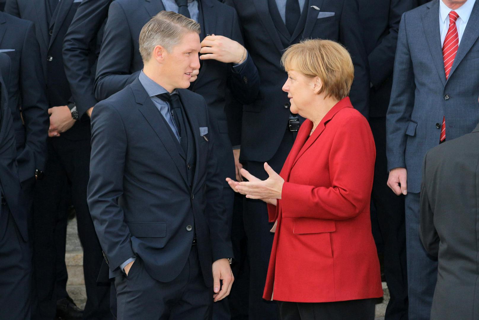 Bastian Schweinsteiger schlägt Angela Merkel als DFB-Präsidentin vor. 