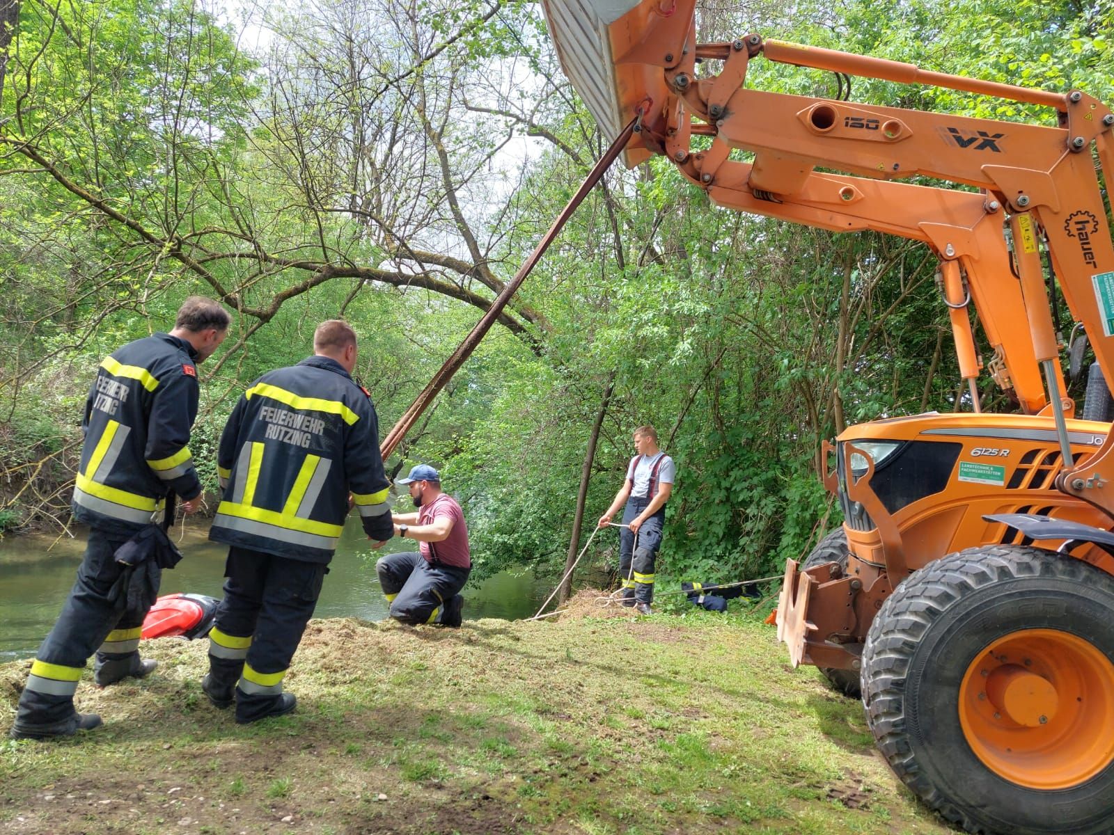Mit Hilfe des Gemeinde-Baggers wurde der Rasenmäher aus dem Wasser gezogen.